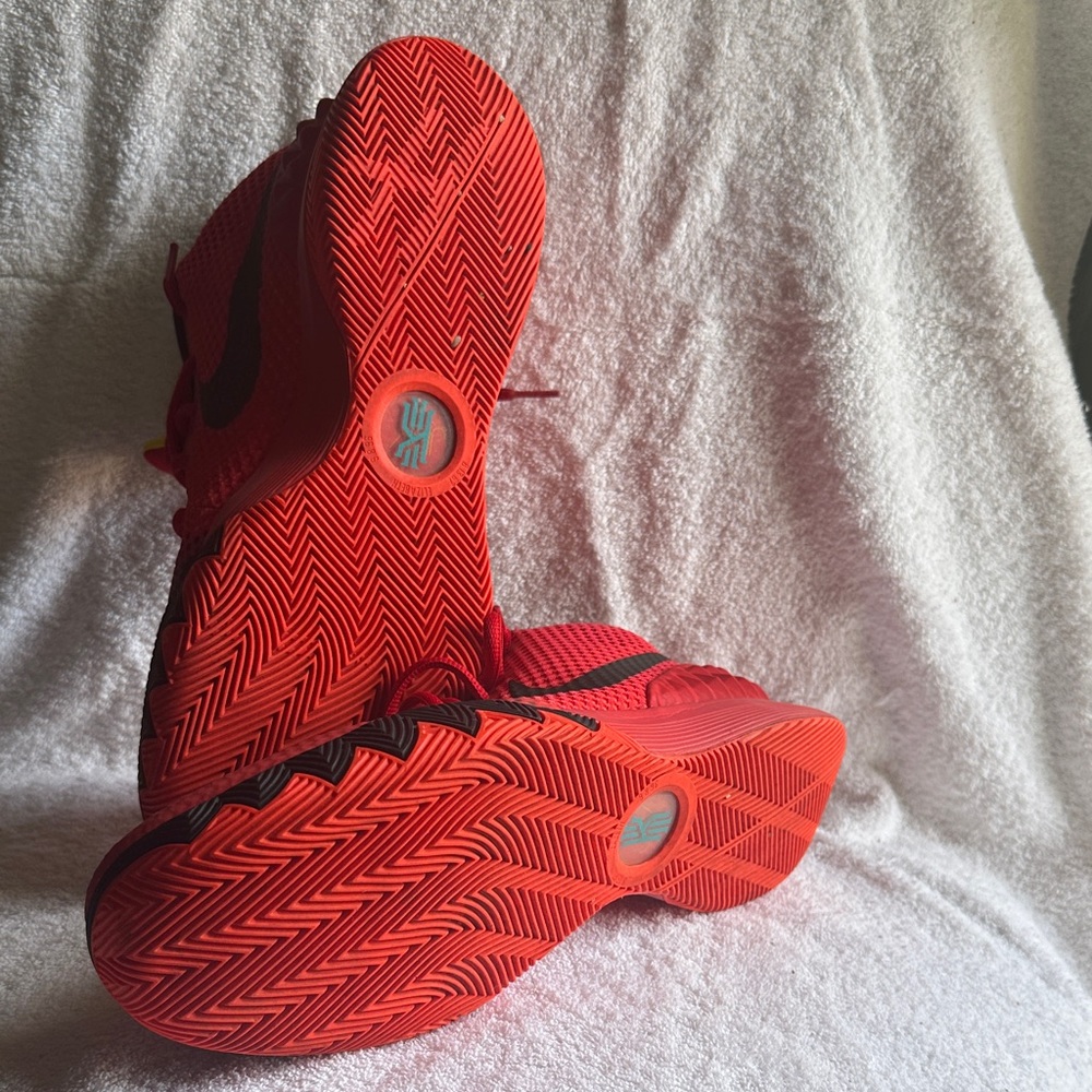Kyrie 1 athletic shoes in excellent condition. - Picture 4 of 5